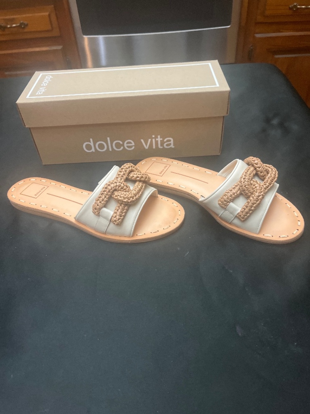 Like New Dolce Bita Desa Style Side Sandsl in Ivory. Sz. 8.5.